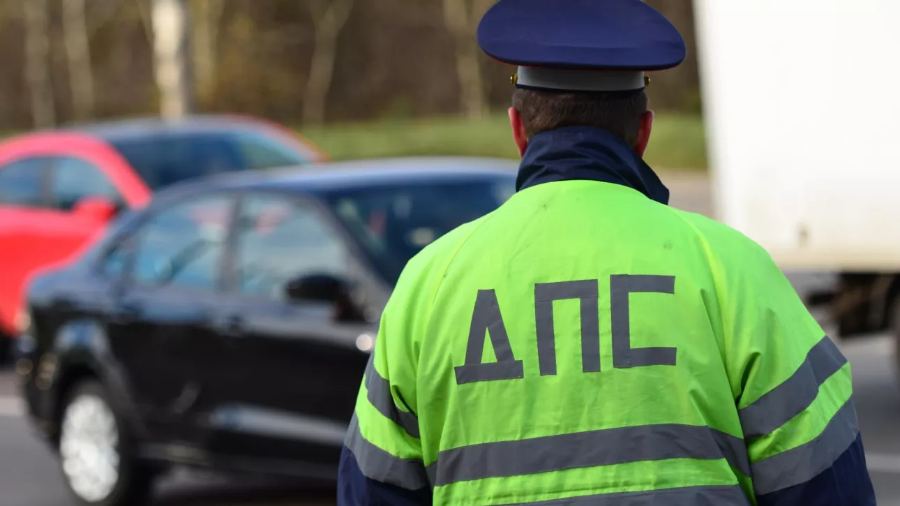 Автомобиль сбил мужчину на электросамокате в Барнауле. Кадры аварии