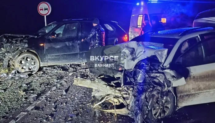 Очевидцы сообщили о жутком ДТП с участием BMW X5 в Алтайском крае
