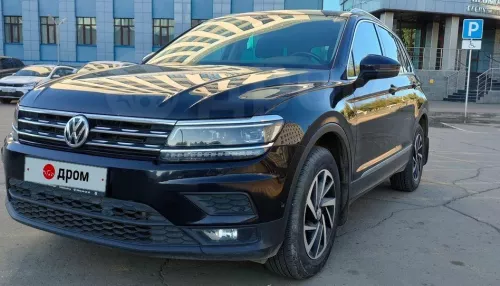 Цепкий Volkswagen Tiguan в расширенной комплектации продают в Горно-Алтайске. Фото