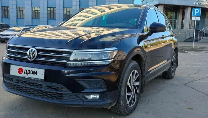 Цепкий Volkswagen Tiguan в расширенной комплектации продают в Горно-Алтайске. Фото