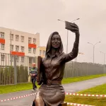 В Подмосковье памятник учительнице с выпирающими сосками возмутил жителей