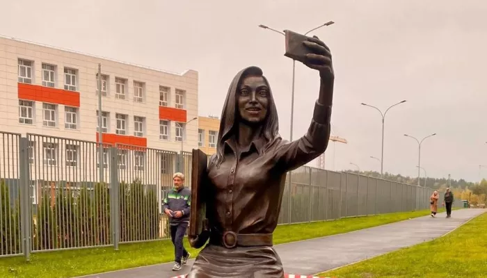 В Подмосковье памятник учительнице с выпирающими сосками возмутил жителей