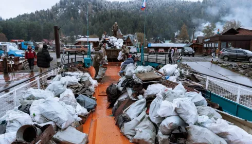 На Телецком озере прошла масштабная акция по сбору мусора