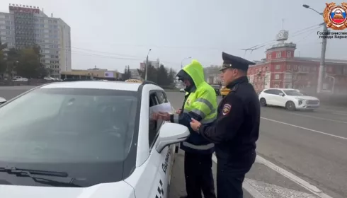 Полсотни штрафов выписали таксистам в Барнауле. Рейд продолжается