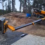 Двое рабочих разбились после падения с ковша погрузчика в Алтайском крае