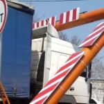 Очередная фура врезалась в ограничитель высоты перед Старым мостом