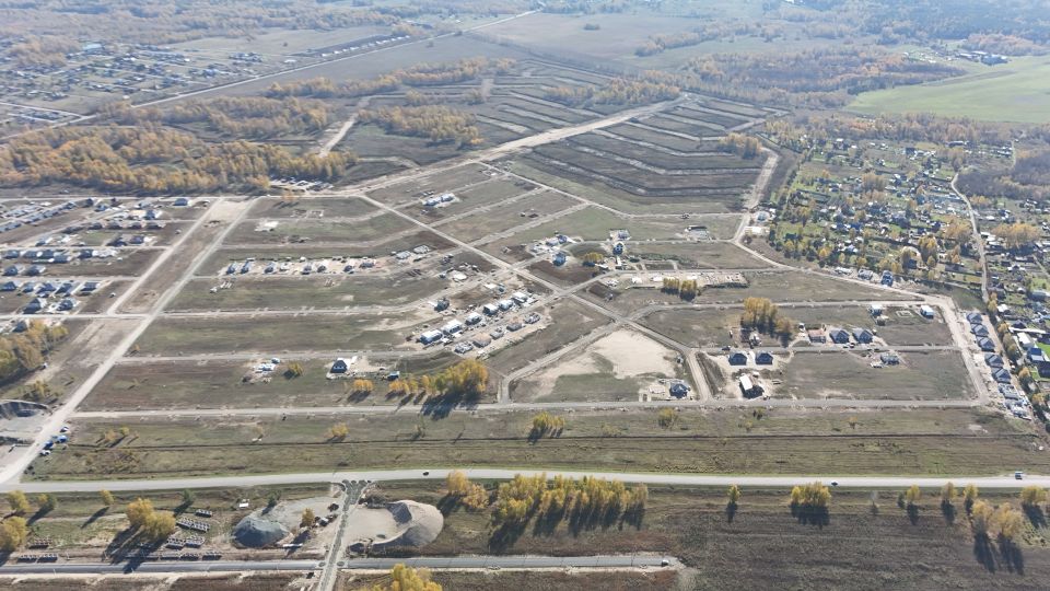 Участки под поселок бизнес-класса (в верхней части фото)