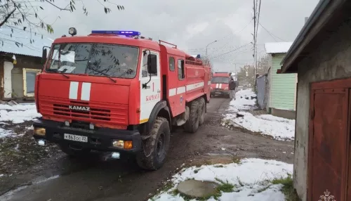 Два человека погибли при пожаре в доме на улице Гвардейской в Барнауле