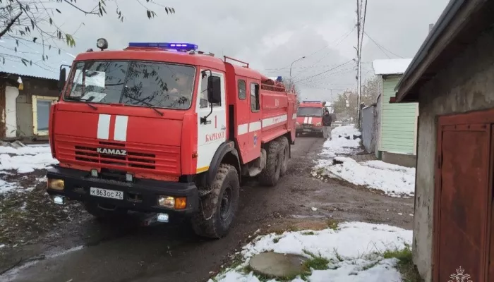Два человека погибли при пожаре в доме на улице Гвардейской в Барнауле