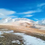 Белоснежно-терракотовый: снег выпал на хребте Сайлюгем в Республике Алтай. Фото