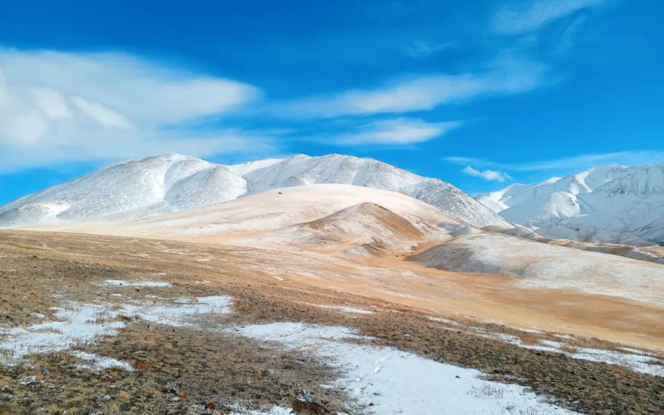 Белоснежно-терракотовый: снег выпал на хребте Сайлюгем в Республике Алтай. Фото