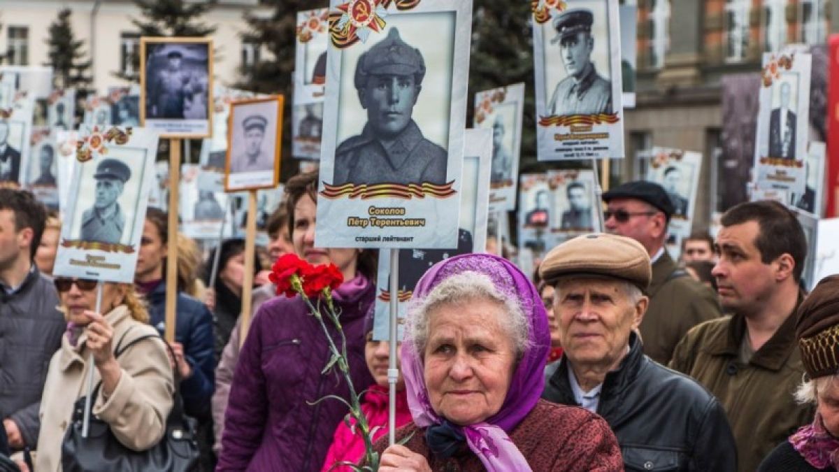 "Заряжает патриотизмом": зачем барнаульцы участвуют в "Бессмертном полку"