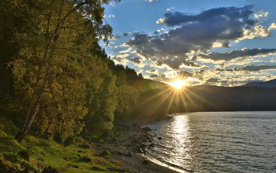 Яркое солнце на фоне осенних красок: фотограф запечатлел рассвет на Телецком озере