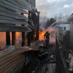 Крупный пожар охватил усадьбу в селе под Барнаулом