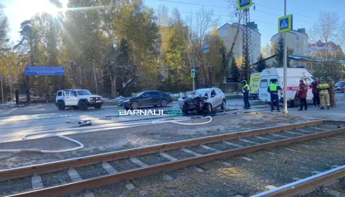 Автомобиль искорежило в жестком ДТП на Горе в Барнауле. Фото
