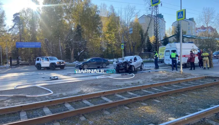 Автомобиль искорежило в жестком ДТП на Горе в Барнауле. Фото
