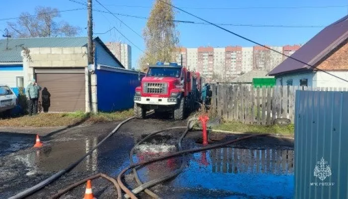 Двух человек госпитализировали с ожогами после пожара в Барнауле