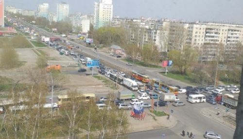Огромные пробки образовались на дорогах Барнаула из-за отключенных светофоров