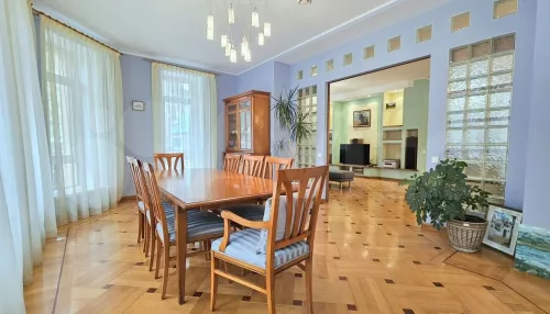 Уют и статусность: в Барнауле продают роскошный коттедж за 55 млн рублей. Фото