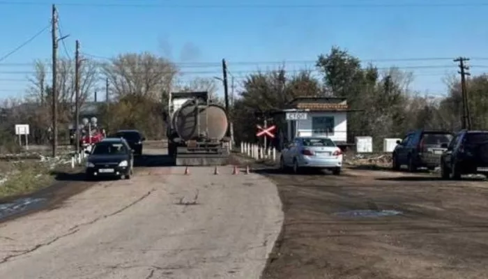 В Горняке дрезина на путях столкнулась с бензовозом