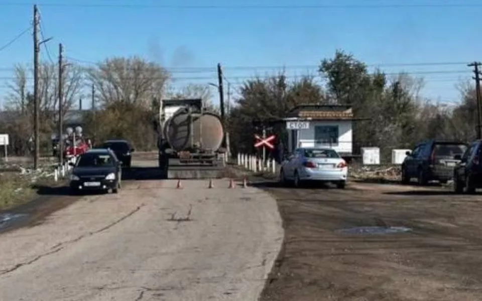 В Горняке дрезина на путях столкнулась с бензовозом