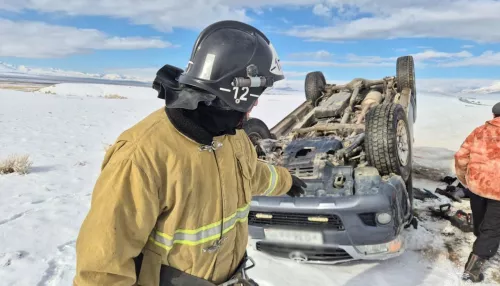 Toyota слетела с трассы в Республике Алтай и перевернулась: есть пострадавший