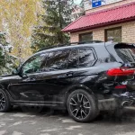 Люксовый BMW с элементами в кристаллах Swarovski продают в Барнауле. Фото