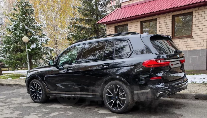 Люксовый BMW с элементами в кристаллах Swarovski продают в Барнауле. Фото