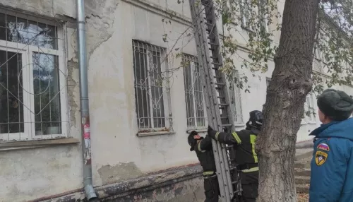 Трехлетний мальчик заперся в квартире в Барнауле, пришлось звать МЧС