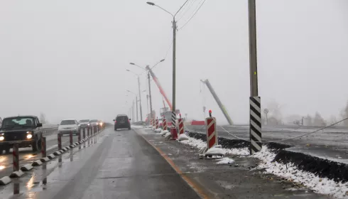 Дорожная разборка: в Барнауле взялись за балку моста на Павловском тракте. Фото