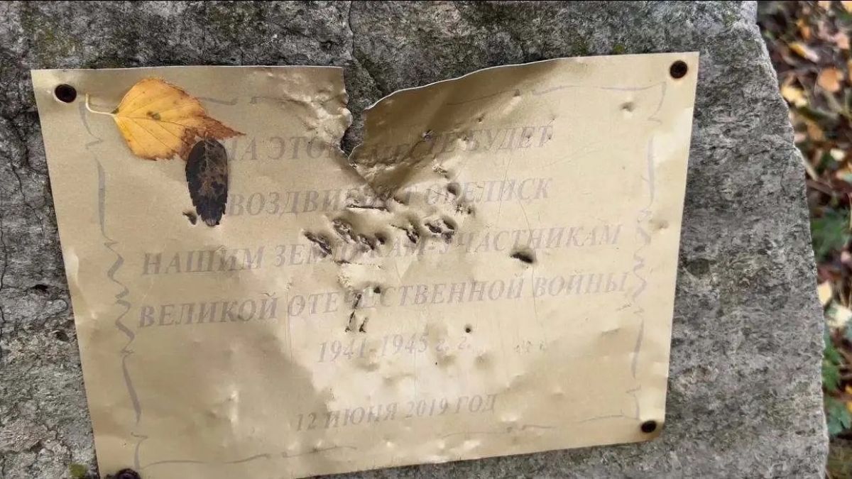 Мемориальная табличка на камне в Кинельском районе