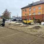В центре Барнаула приступили к укладке тротуарной плитки в новом сквере. Фото