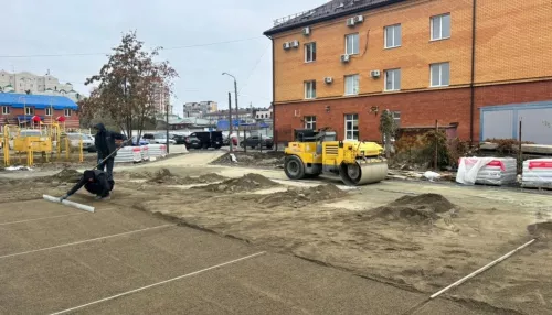 В центре Барнаула приступили к укладке тротуарной плитки в новом сквере. Фото
