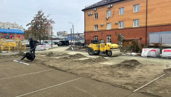 В центре Барнаула приступили к укладке тротуарной плитки в новом сквере. Фото