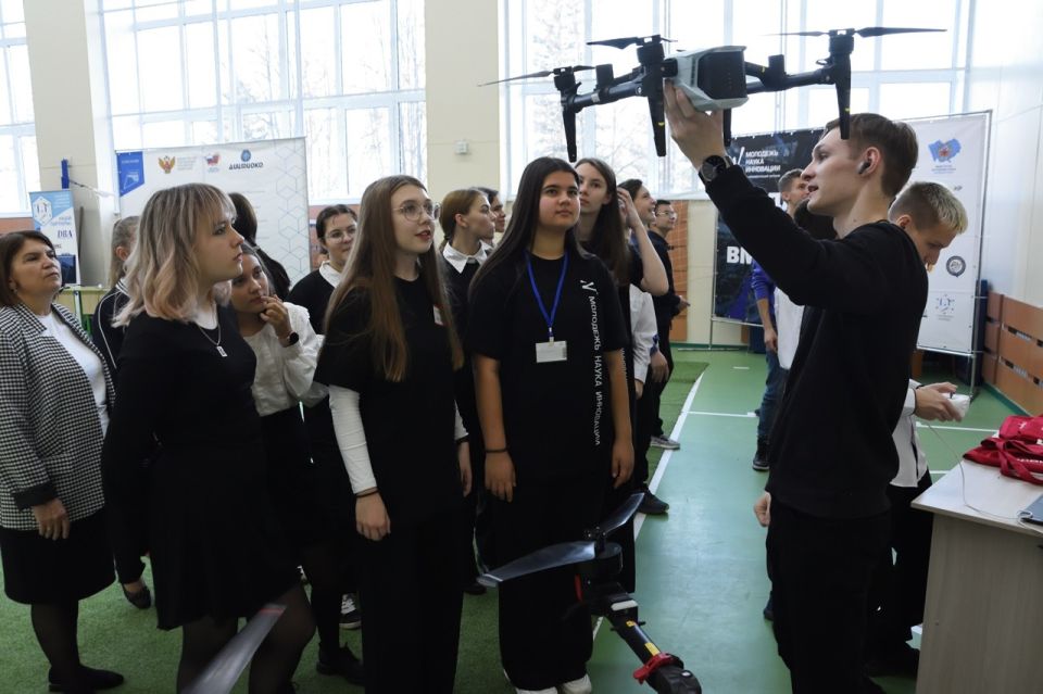 Занятия по сборке и управлению беспилотниками и пользованию VR-очками. Занятия по сборке и управлению беспилотниками и пользованию VR-очками.