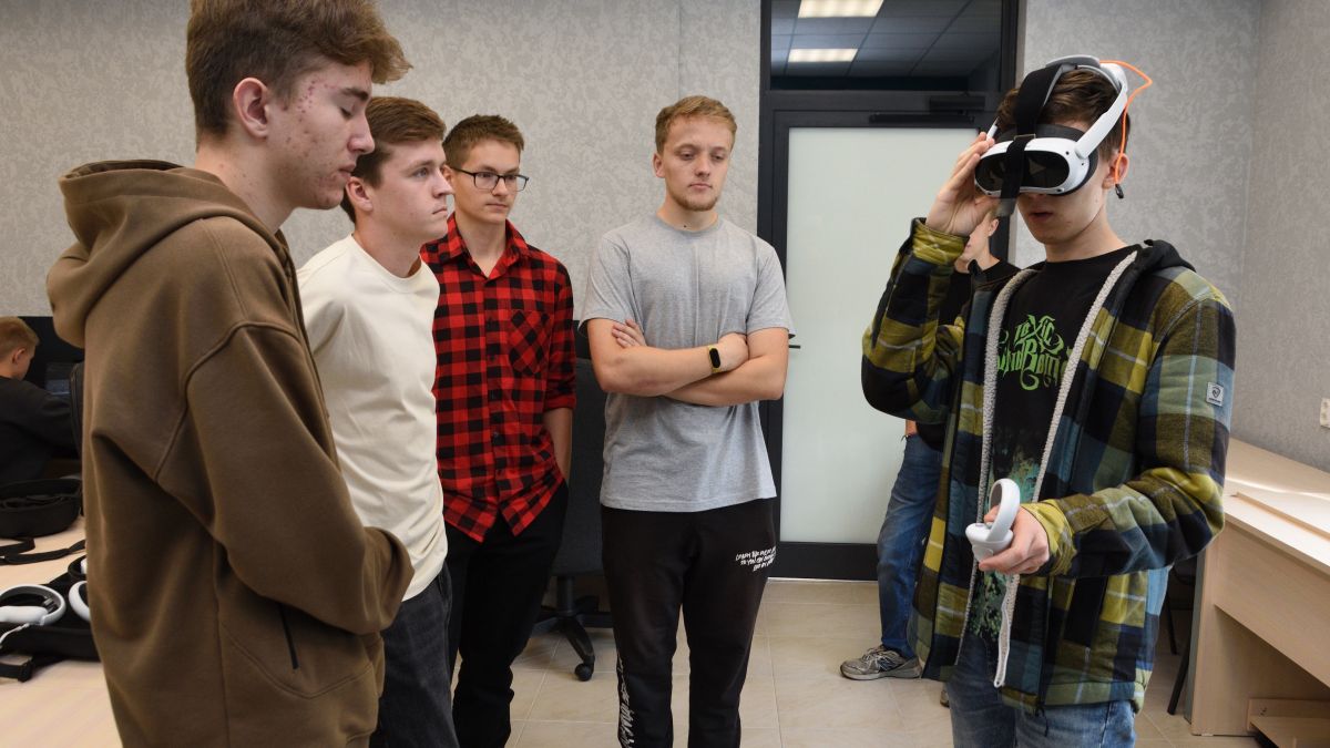 Занятия по сборке и управлению беспилотниками и пользованию VR-очками.