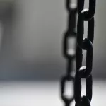 27 лет в четырех стенах: родители держали дочь с 15 лет взаперти