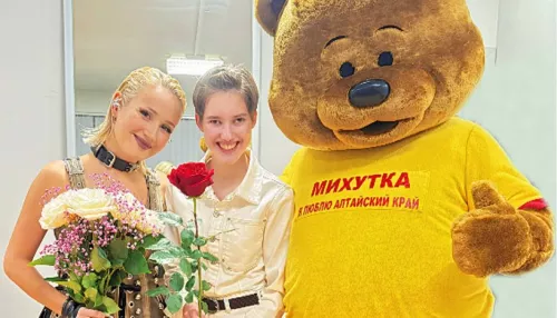 Клава Кока встретилась с особенной девочкой перед выступлением в Барнауле