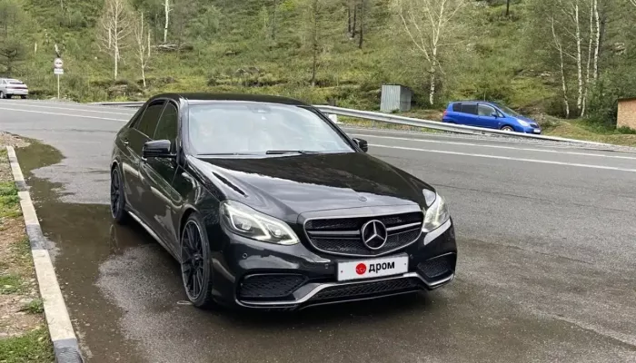 Мощный Mercedes с рулем из алькантары продают за 3 млн в Горно-Алтайске