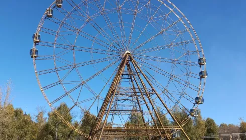 На гигантском колесе обозрения в Барнауле начали монтировать кабины. Фото