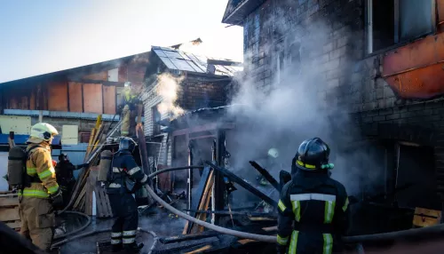 Крупный пожар в частном доме произошел в Барнауле на улице Георгия Исакова. Фото