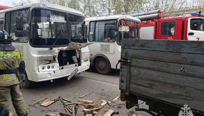 В Горно-Алтайске водитель маршрутки устроил массовое ДТП: два человека пострадали