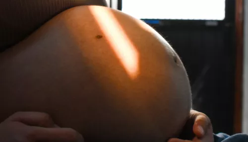 Девятиклассница стала матерью: подозреваемым оказался ее отчим-дед