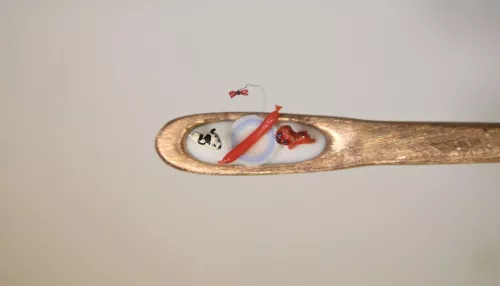 Мастер миниатюр создал сцену из советского мультика в игольном ушке. Милые фото