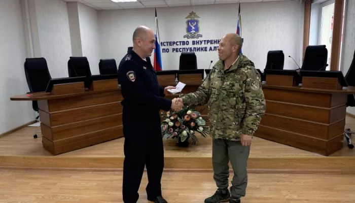 В Горном Алтае иностранец получил российское гражданство, подписав военный контракт