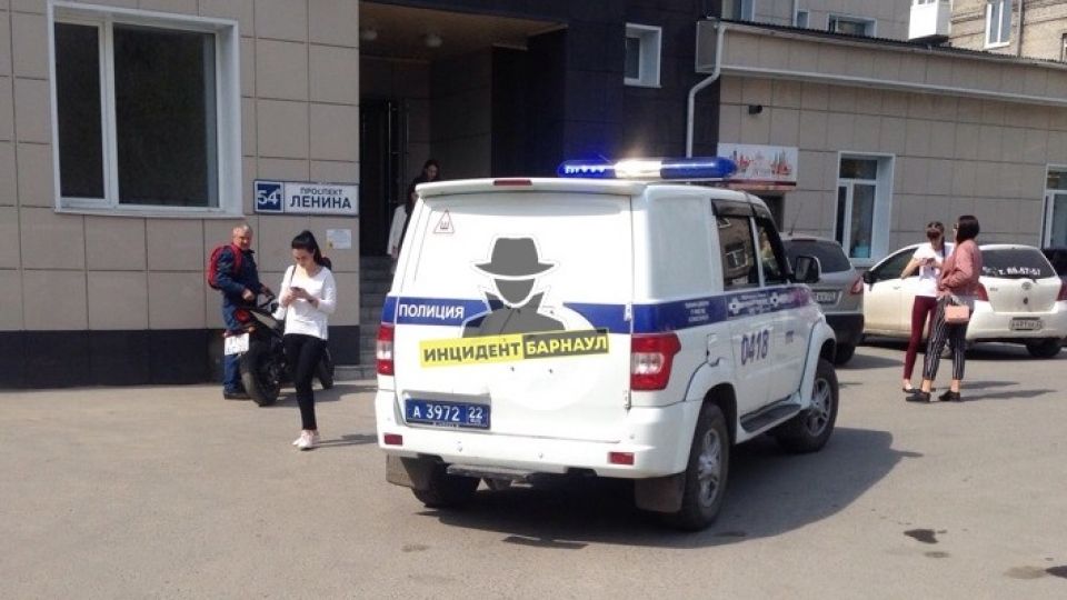 Торговые центры эвакуируют в Барнауле из-за сообщений о минировании