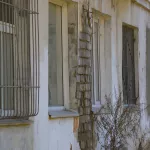Жители еще одного барнаульского дома вступили в спор с УК из-за ароматных подвалов
