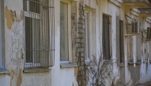 Жители еще одного барнаульского дома вступили в спор с УК из-за ароматных подвалов