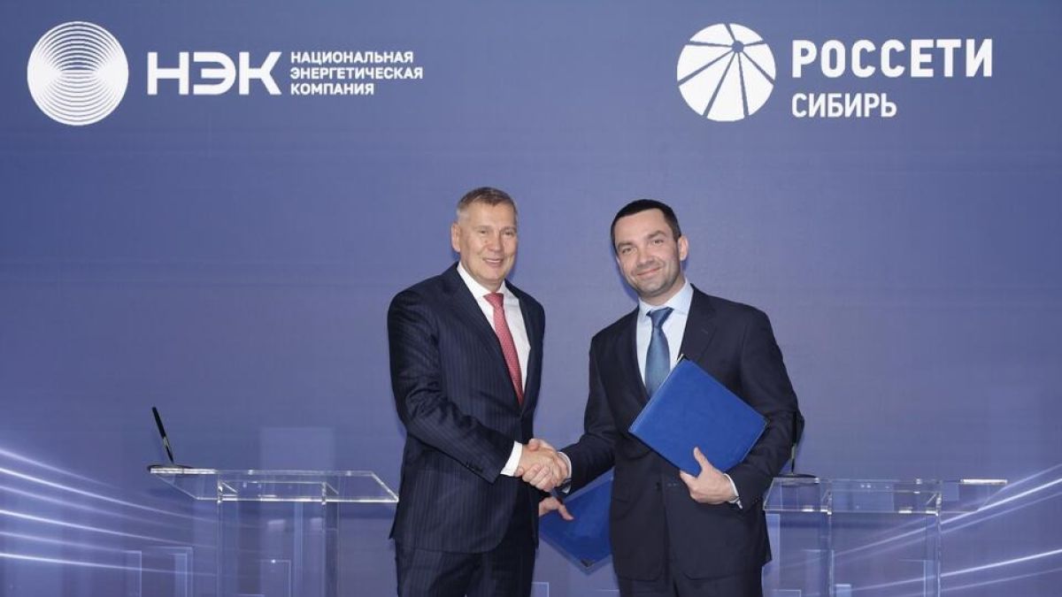 Генеральный директор "Россети Сибирь" Антон Дьячков и председатель Совета директоров "НЭК" Дмитрий Филатов
