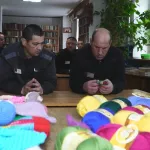 Волонтеры барнаульского клуба 28 петель вяжут вещи для недоношенных малышей